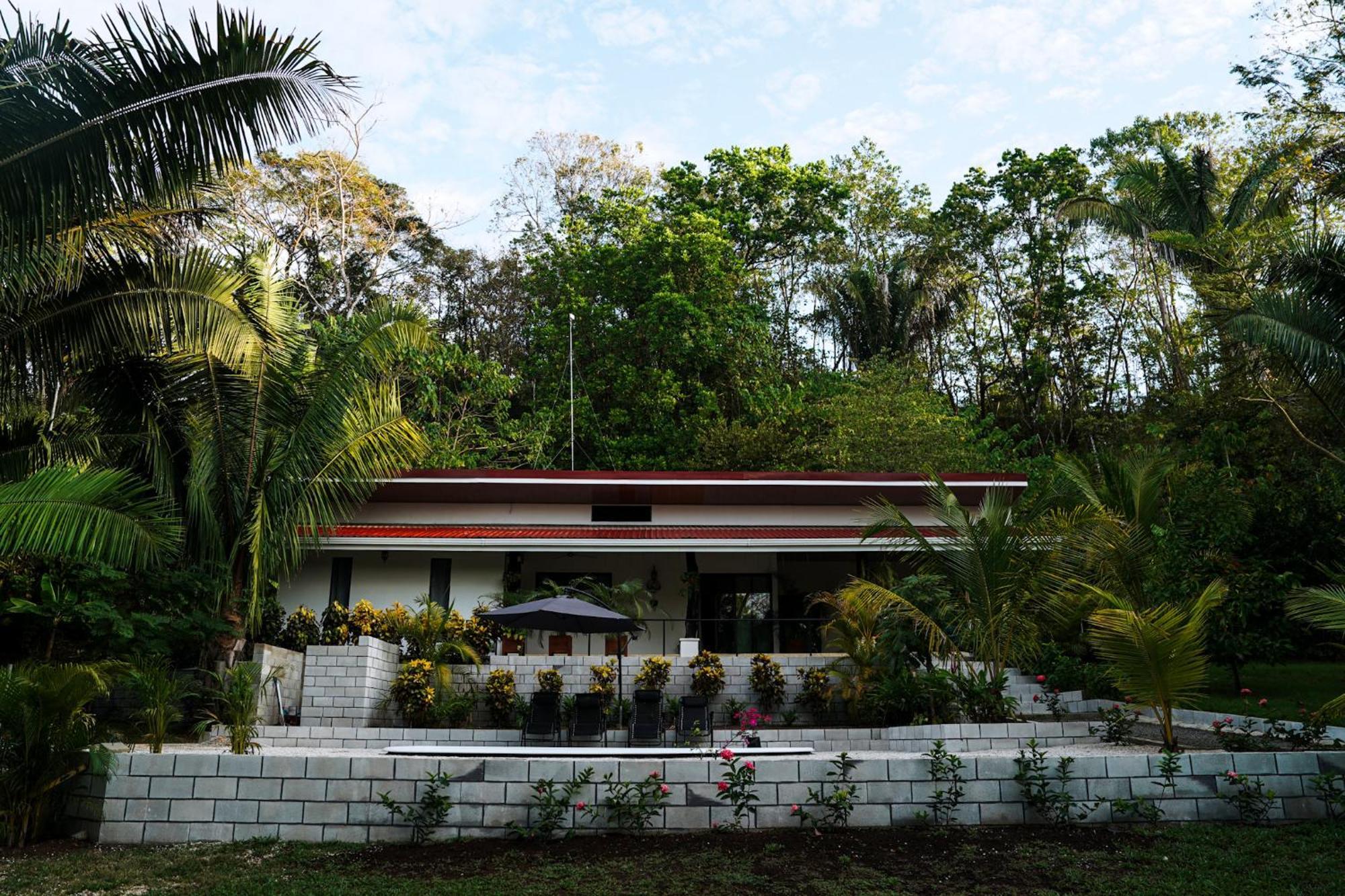 House In The Palm Forest Homestay Puerto Carrillo